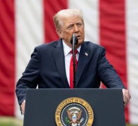 Ông Trump công bố loạt thuế mới với dược phẩm, xe tải, đồ nội thất